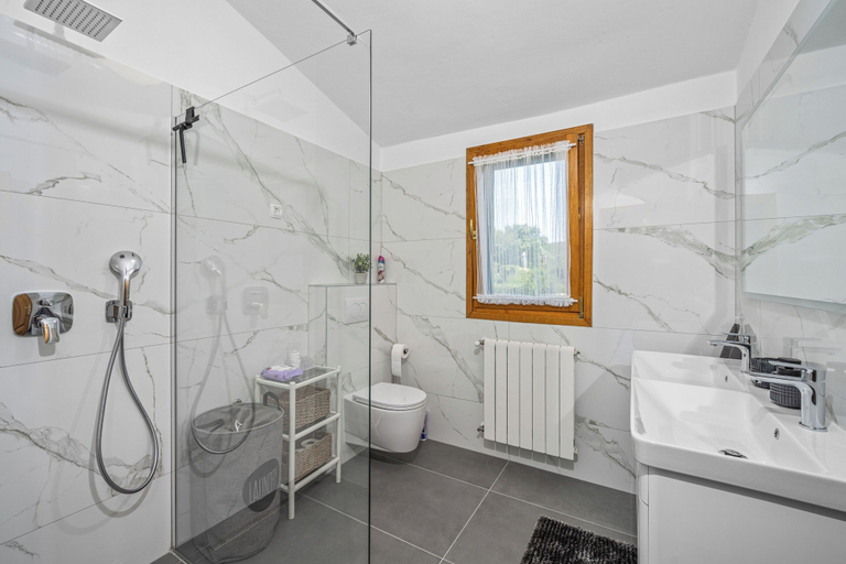 Bathroom 3, House Trget, Raša