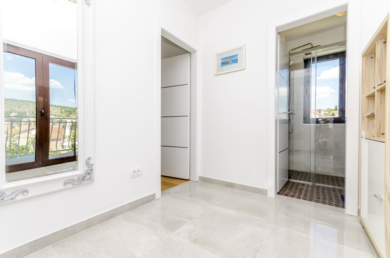 Others 5, Villa Alka, Okrug