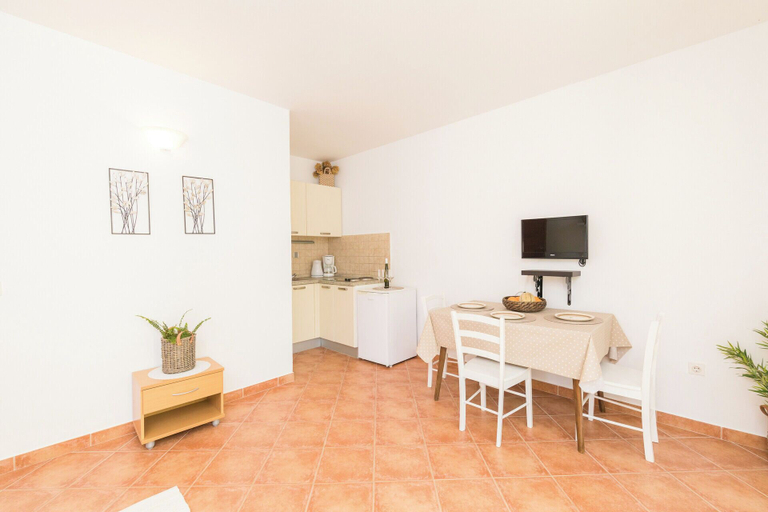 Others 5, Apartments Seric, Jelsa