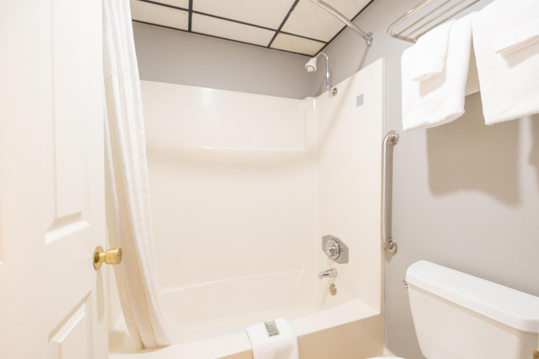 Bathroom 4, Fireside Inn & Suites Bangor, Penobscot