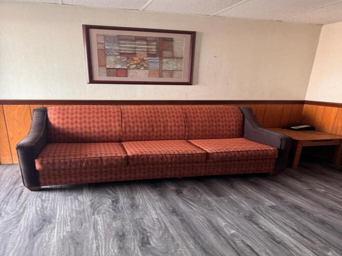 Living area, Coachman Motor Lodge, Chemung