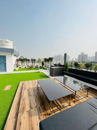 Terrace/patio 4, Skyline Retreat by Housiify, Gurgaon