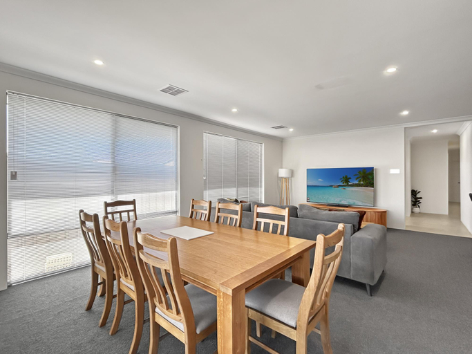 Separate living room 3, Spacious 4-Bed House with Large Backyard, Rockingham