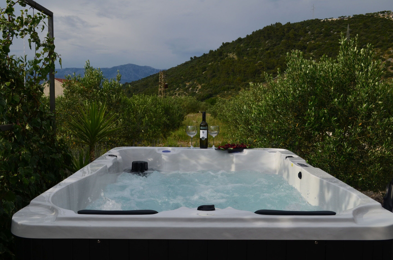 Outdoor spa tub 4, House Toni, Postira