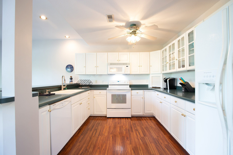 Private kitchen 5, Sleeps 30! Decks, Docks & Lake Life!, Camden