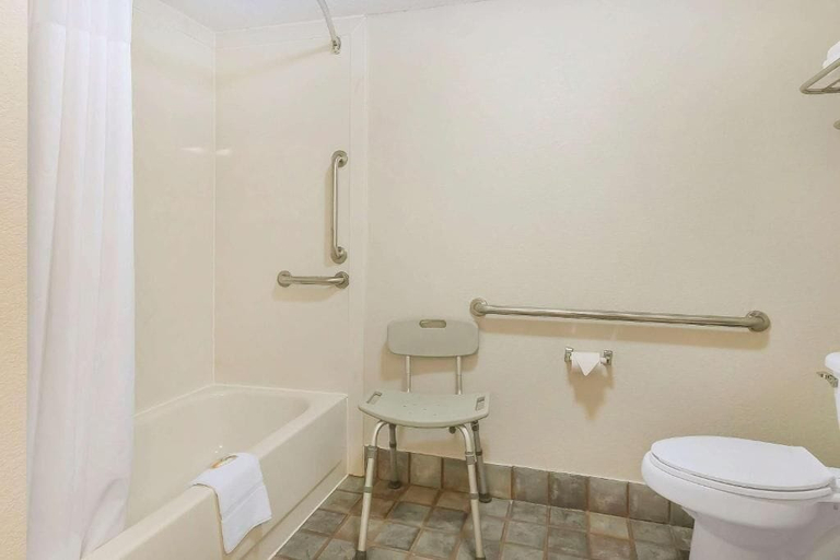 Bathroom 3, The Riverstone Hotel Charleston-Sikeston, Mississippi