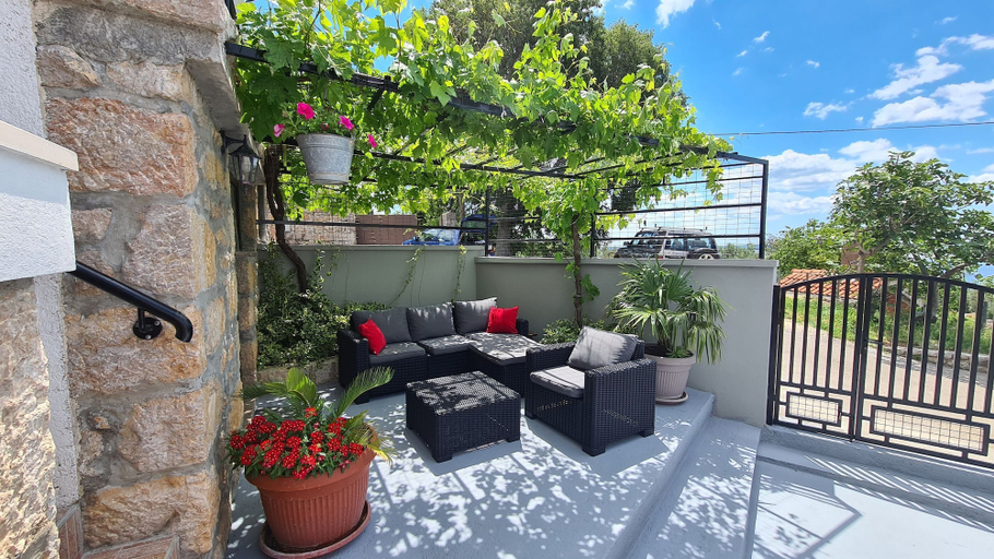 Courtyard 5, House Ante, Starigrad