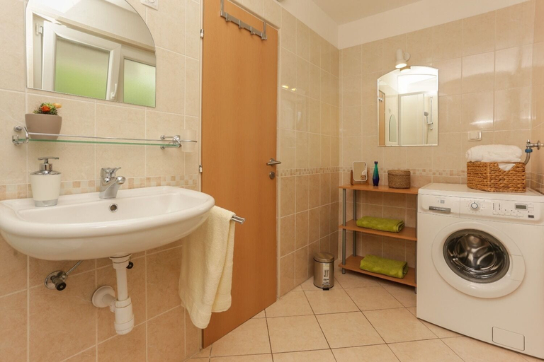 Bathroom 2, House Dupla, Okrug