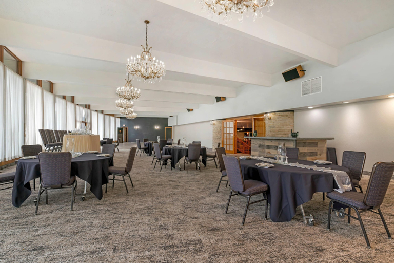 Food & Drinks 4, Fairway Inn and Suites, an Ascend Collection Hotel, Manitowoc
