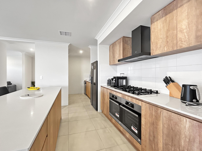 Kitchen, Spacious 4-Bed House with Large Backyard, Rockingham