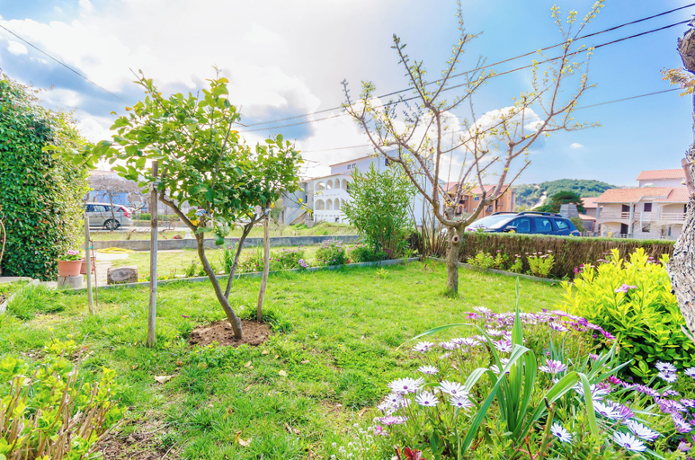 Courtyard 3, Apartments Mijatovic, Lopar/Supetarska Draga