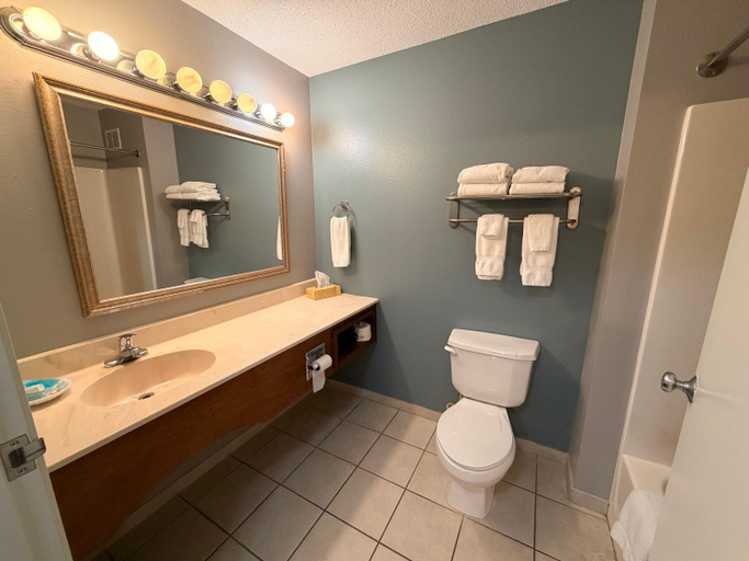 Bathroom 3, River Hills Hotel- Mankato, Blue Earth
