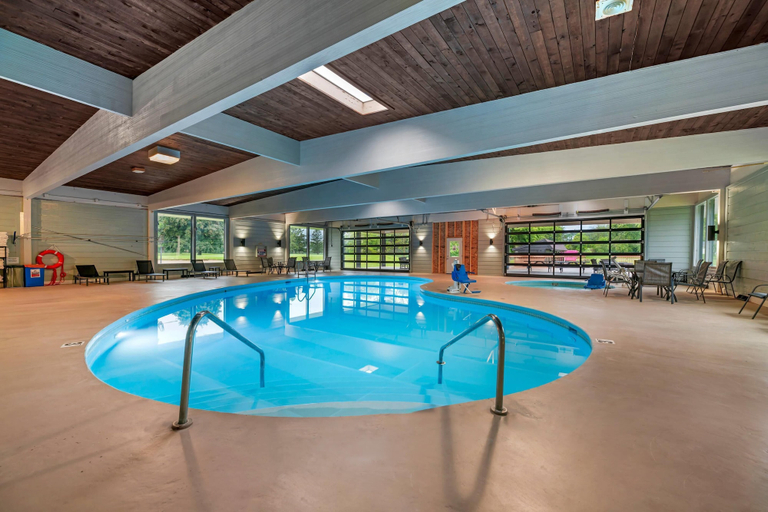 Sport & Beauty 5, Fairway Inn and Suites, an Ascend Collection Hotel, Manitowoc