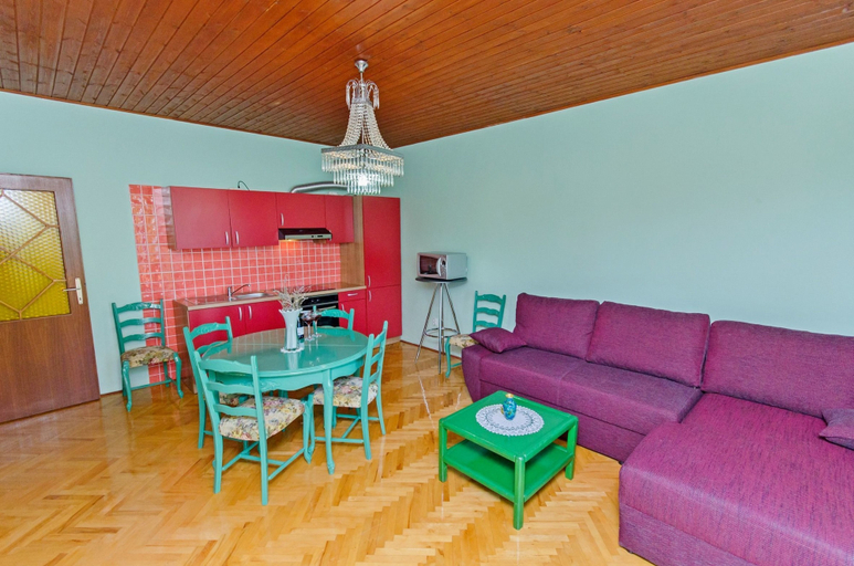 Others 5, Apartments Mladenka, Okrug