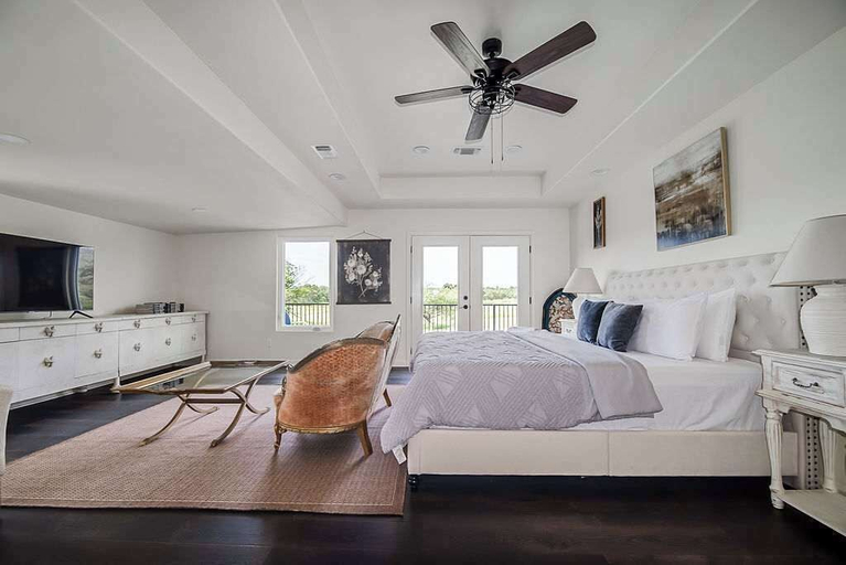 Room 2, Charming Farmhouse W/hot-tub Near 290 Wine Trail, Gillespie