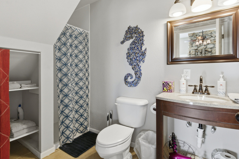 Bathroom 4, Charming Lakefront House Near Shorty Pants at 21mm, Camden