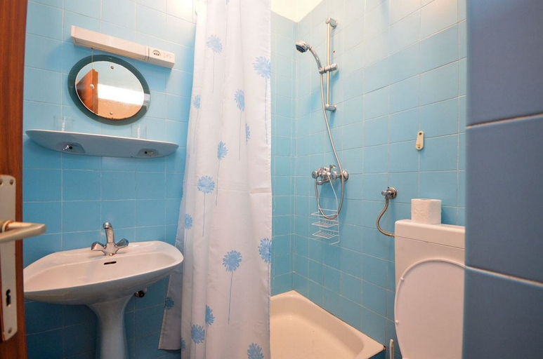 Bathroom 3, Apartment and Rooms Biserka, Novalja