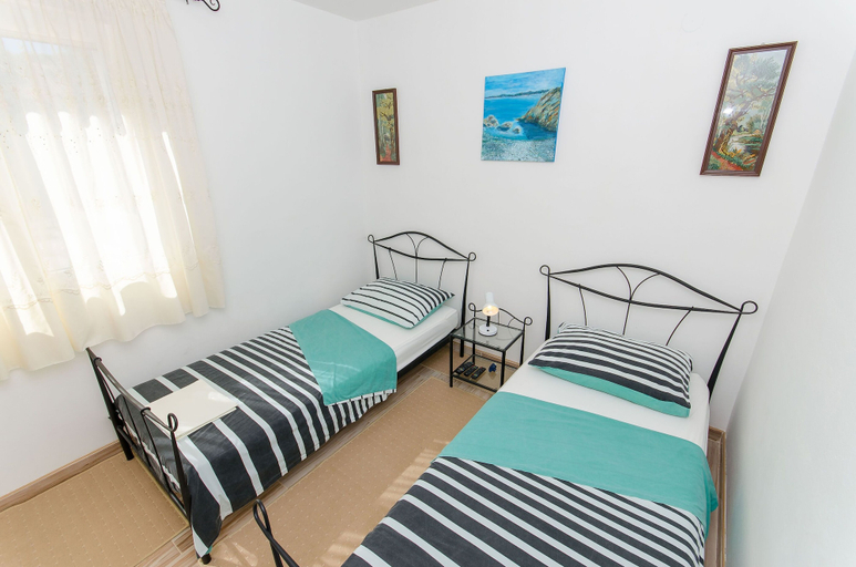Others 2, Apartment Jakov, Šolta