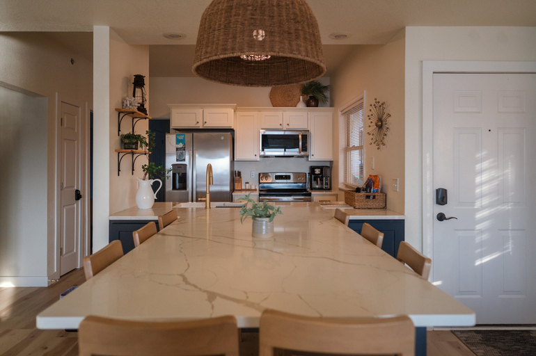 Room 3, Upscale Lakefront Condo at 2mm With Pools, Slip, and Main Channel Views, Camden