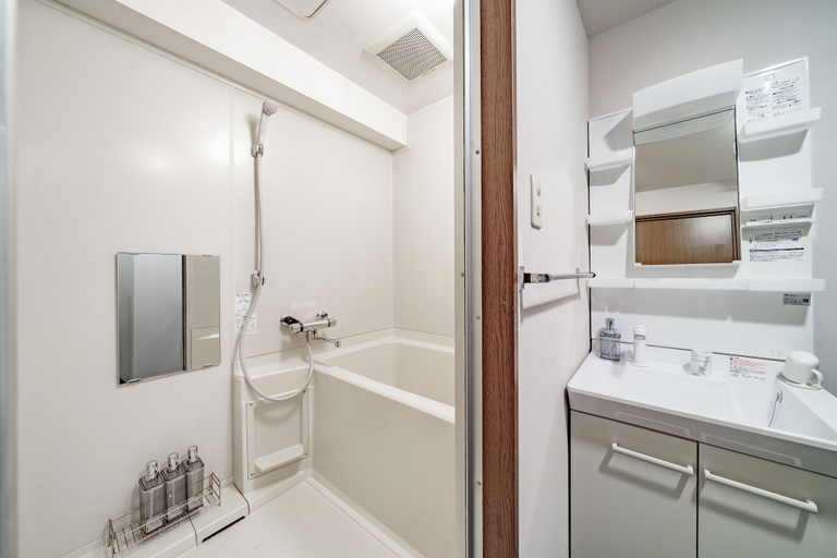 Bathroom 5, E-US NAEBO 203, Sapporo