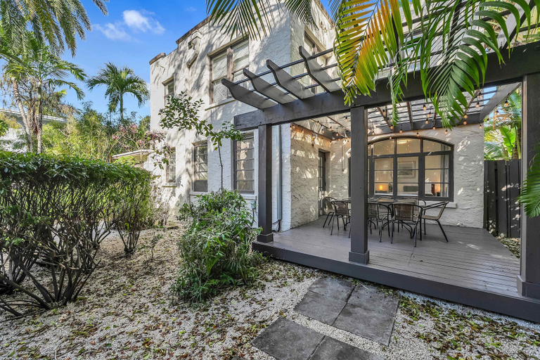 Room 2, Spacious Stylish 2BR Retreat Near Victoria Park, Broward