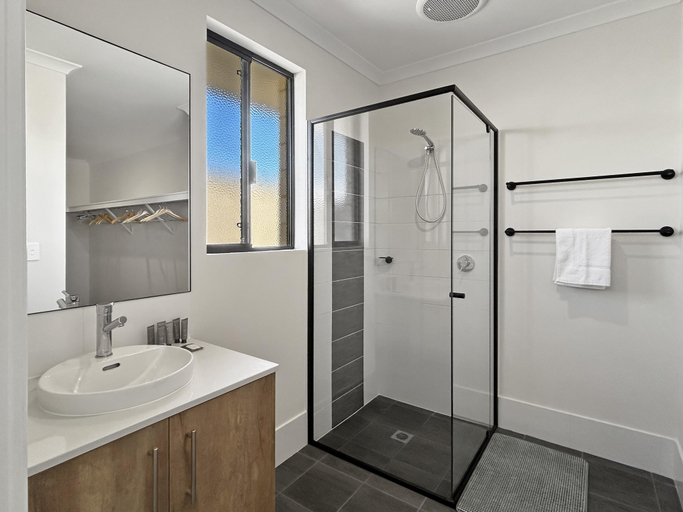 Bathroom 2, Spacious 4-Bed House with Large Backyard, Rockingham