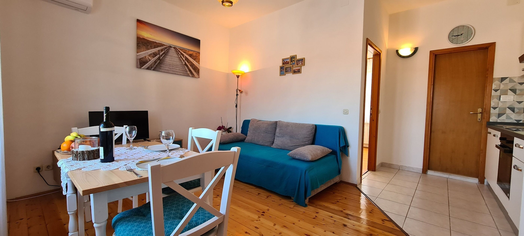 Others 5, Apartment Turan, Jelsa