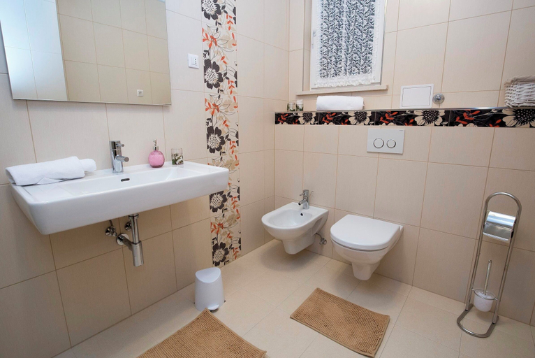Bathroom 5, Apartment XXL Apartments, Split