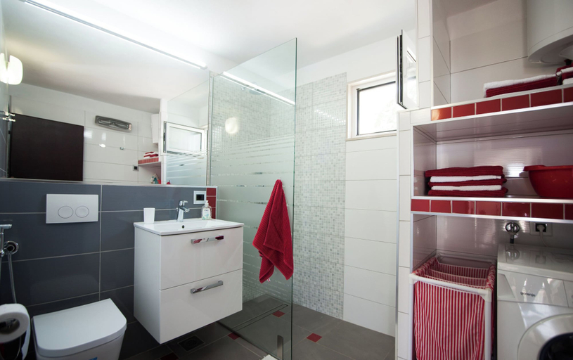 Bathroom 4, Villa Doris, Okrug