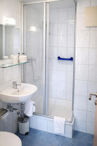 Bathroom 4, Hotel Discovery, Stuttgart