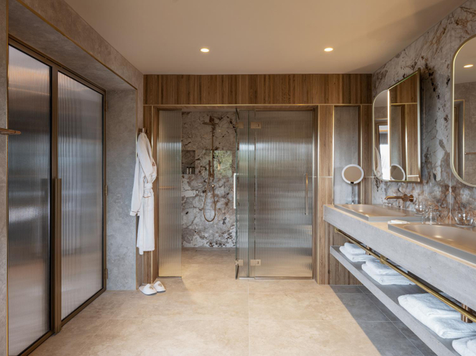 Bathroom 5, The Europe Hotel & Resort