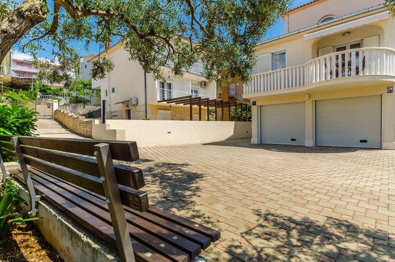 Others 5, Apartments and Room Maestral, Okrug