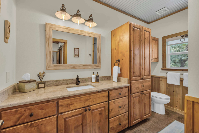 Bathroom 3, Farmhouse Charm 10 Min to Downtown, Pet Friendly!, Gillespie