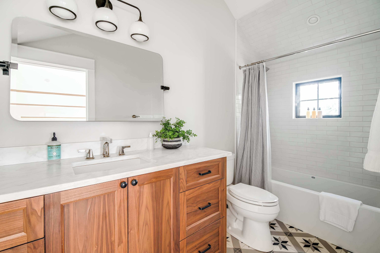 Bathroom 2, Sunday Haus Loft - Walk to Main Street!!, Gillespie