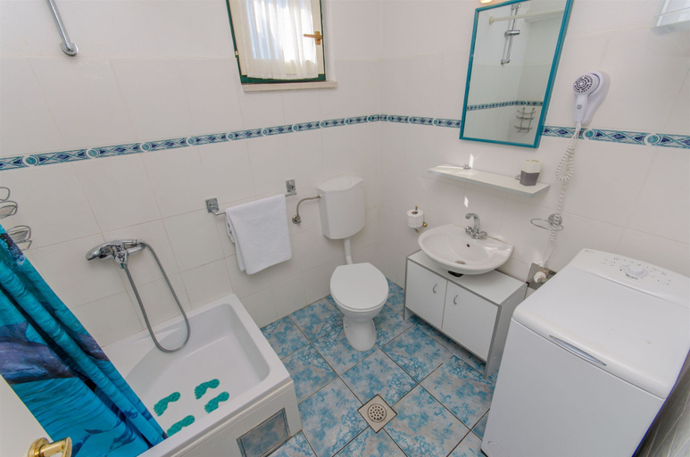 Bathroom 3, House Merica, Marina