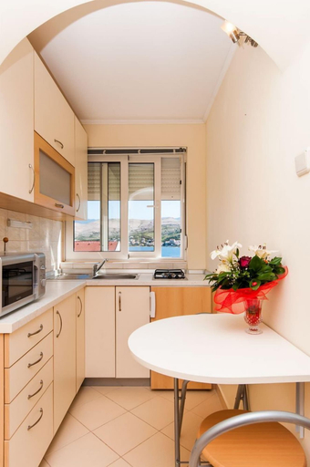 Others 5, Apartments Ena, Pag