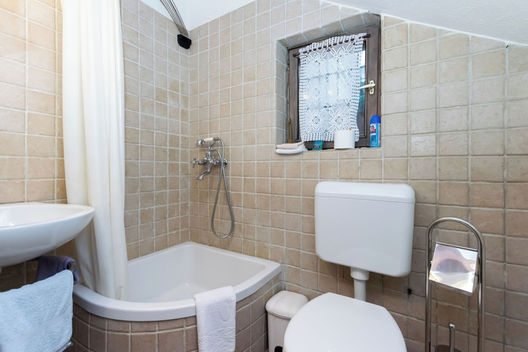 Bathroom 2, House Rada i Stanisav, Mošćenička Draga