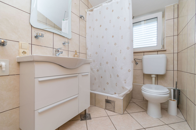Bathroom 4, Apartments Tily, Okrug