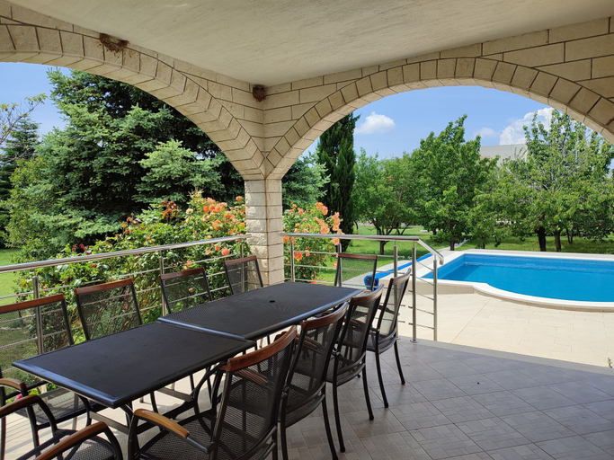 Outdoor dining 3, Villa Almas, Muć