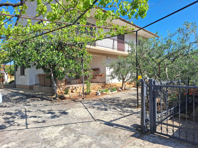 Property grounds 3, Apartments Flower Terrace, Vodice