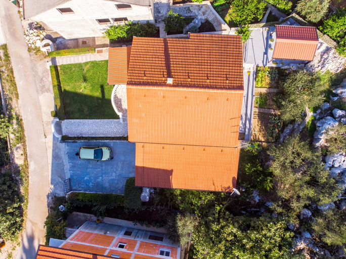 Others 2, Apartment Loro, Ploče