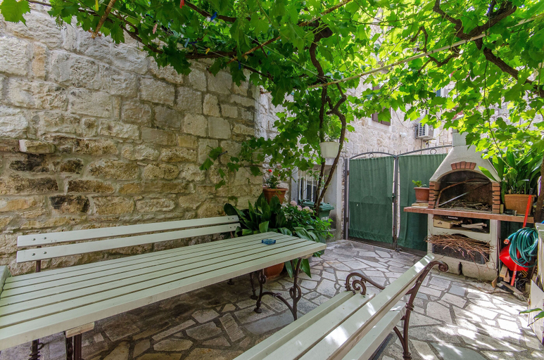 Others 3, Apartment Sweet Nest, Split