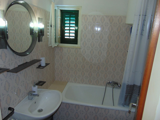 Bathroom, Apartment Fran, Postira