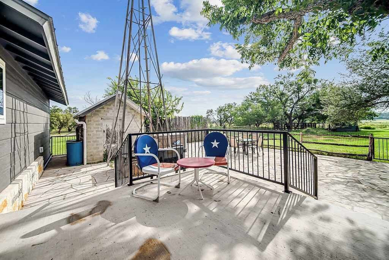 View from room 5, Charming Farmhouse W/hot-tub Near 290 Wine Trail, Gillespie
