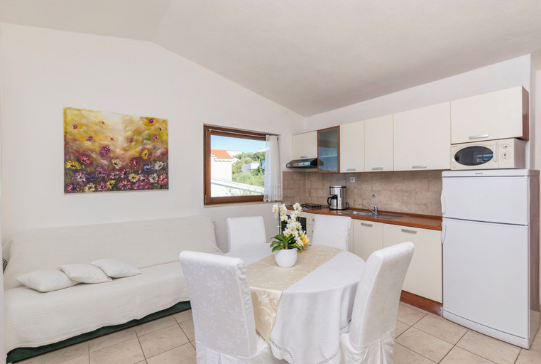 Private kitchen 3, Apartments Dragica, Okrug