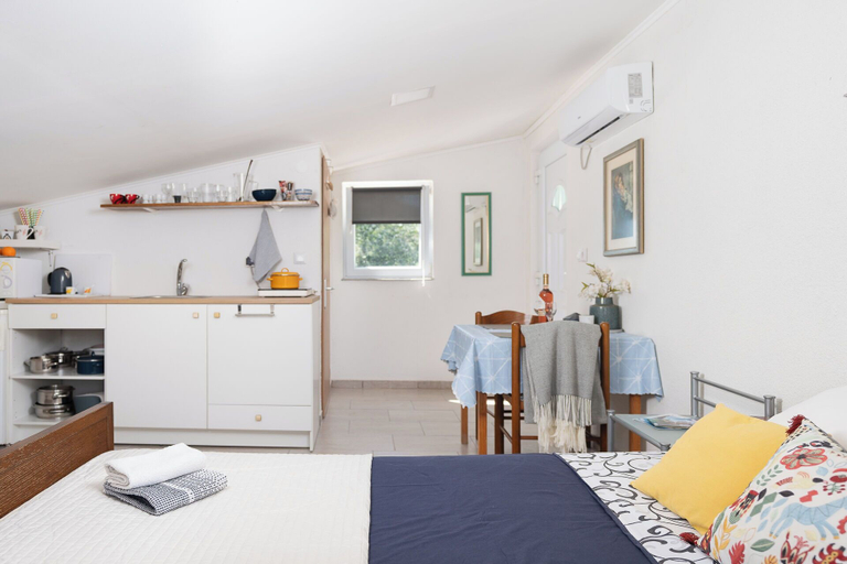 Others 3, Apartment Tom, Starigrad
