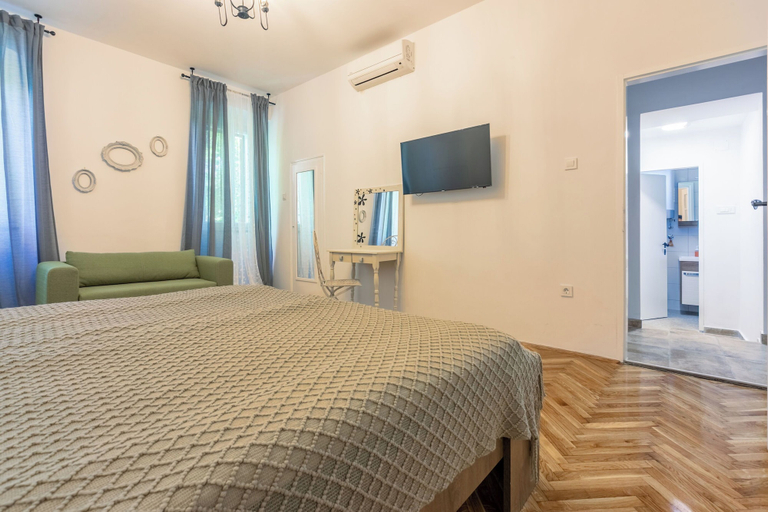Room 2, House Goldie, Vinodolska