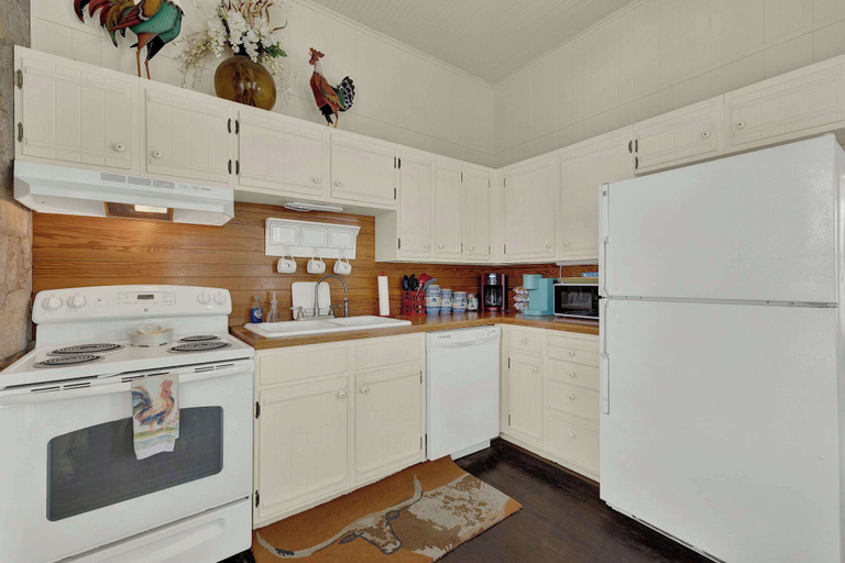Private kitchen 2, Two Suite Getaway With Balcony Overlooking Main St, Gillespie