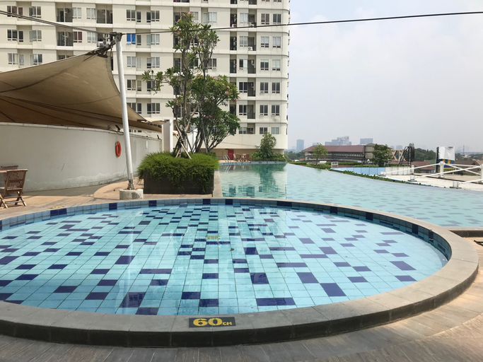 Swimming Pool 4, Comfortable Classic Studio at Apartment Cinere Bellevue Suites By Travelio, Depok