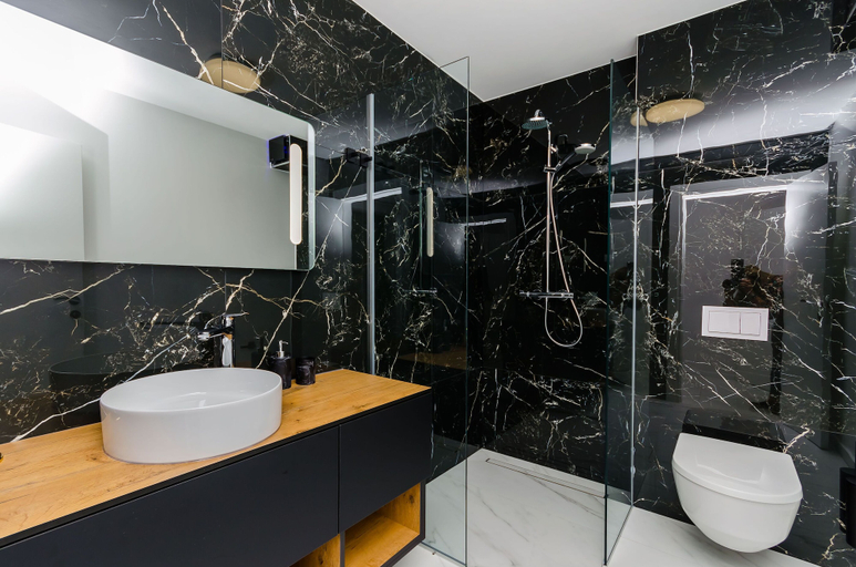 Bathroom 2, Apartments Crystal Luxury, Okrug